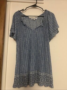 Light blouse / blue geometric design